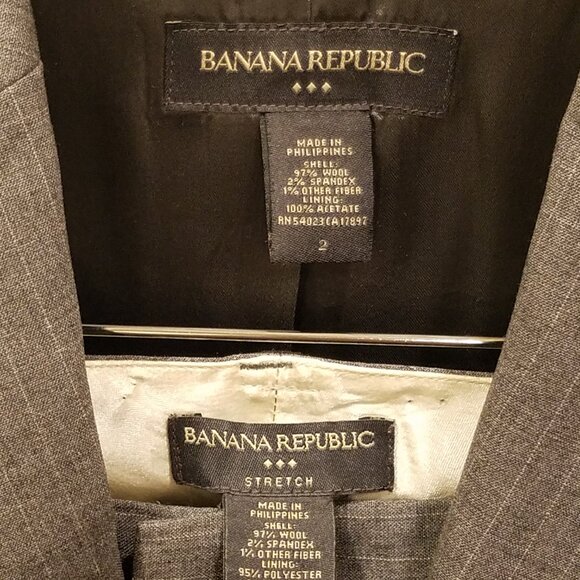 Banana Republic ladies pant suit in size 0 with a blazer in size 2. - Picture 6 of 7